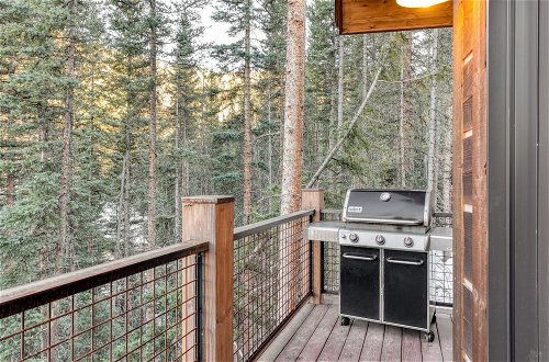 Photo 12 - Apex by Avantstay Cozy Expansive Mountain Home Close to the Slopes w/ Hot Tub