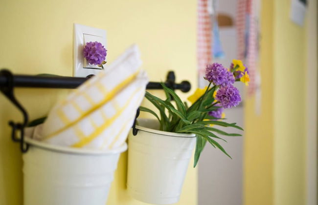 Cute Yellow Handmade House With Garden - Foto 50