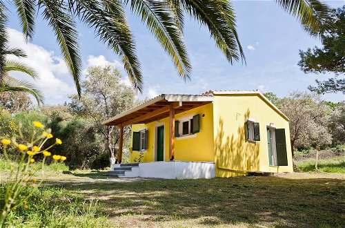 Foto 1 - Cute Yellow Handmade House With Garden