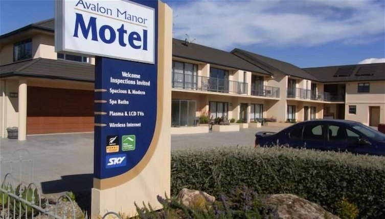 Photo 1 - Avalon Manor Motel