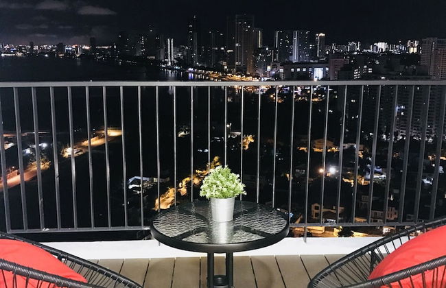 The Landmark Penthouse Luxury Condo by Casa Accommodation - Photo 5