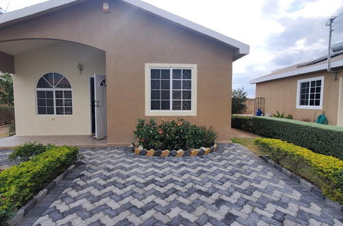 Foto 11 - Charming 2-bed House in Portmore Gated Community