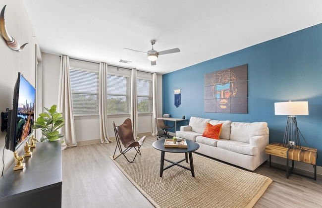 Serene 1BR King Suite Close to Downtown w Fast Wifi - Foto 1