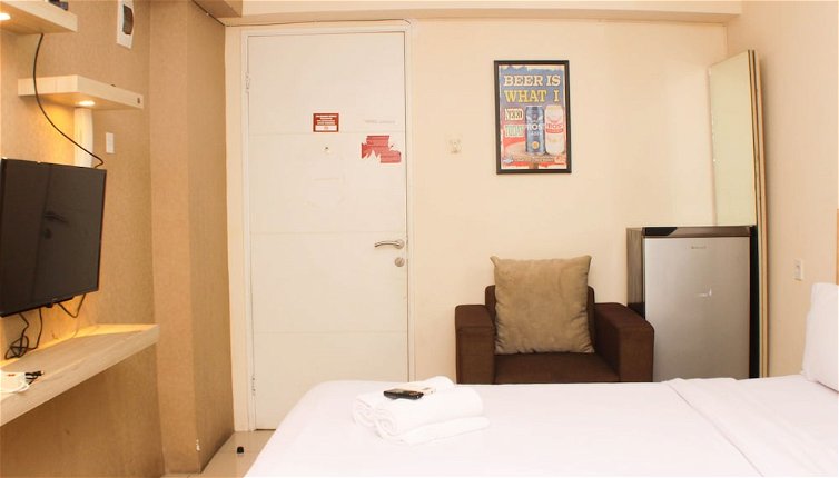 Foto 1 - Great Location And Simply Studio Room At Bassura City Apartment