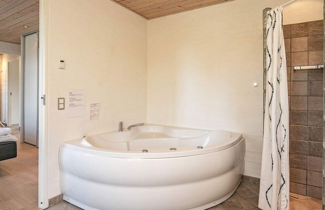 Luxurious Holiday Home in Hurup with Hot Tub - Foto 2