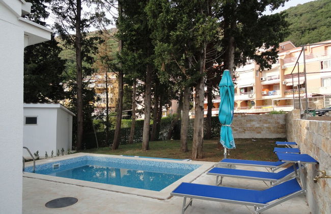 Petrovac Holiday House with pool - Photo 24