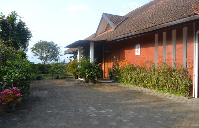 Vila Bunga Merah Gelatik - Foto 1