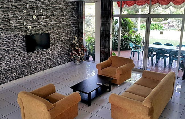 Vila Bunga Merah Gelatik - Foto 2