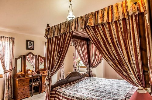 Foto 4 - Remarkable 5-bed Villa in Miliou Village Paphos
