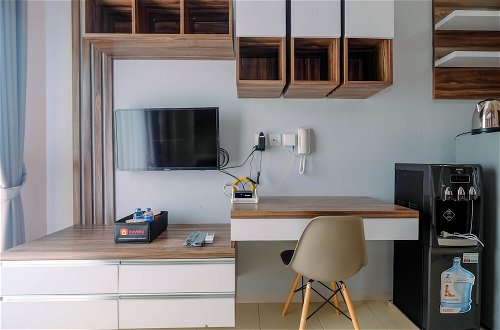 Photo 9 - Minimalist and Comfy Studio Dave Apartment By Travelio