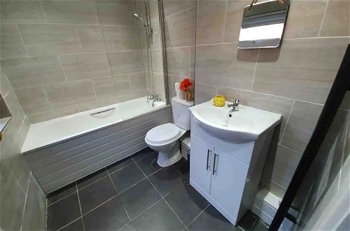 Photo 12 - Lovely 3-bed Apartment in Coventry