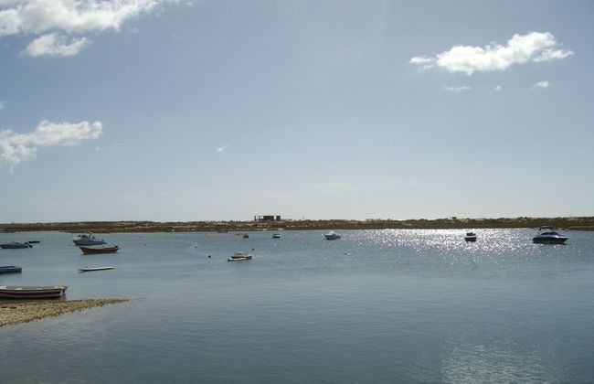 800m From the Boat to Praia das Cabanas, With Pool, Terrace, Wifi and air con - Foto 24