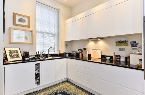 Photo 14 - Altido Elegant 3 Bed Apt With Rooftop Terrace In Pimlico