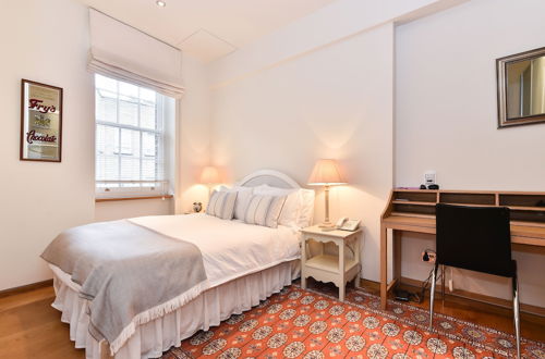 Photo 3 - JOIVY Elegant 3 Bed Apt With Rooftop Terrace In Pimlico