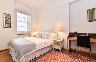 Photo 3 - JOIVY Elegant 3 Bed Apt With Rooftop Terrace In Pimlico