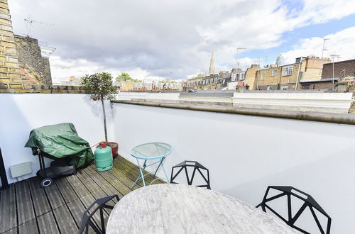 Photo 15 - JOIVY Elegant 3 Bed Apt With Rooftop Terrace In Pimlico