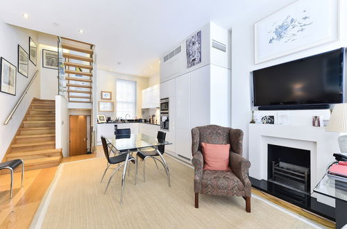 Foto 17 - JOIVY Elegant 3 Bed Apt With Rooftop Terrace In Pimlico