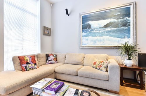 Photo 13 - JOIVY Elegant 3 Bed Apt With Rooftop Terrace In Pimlico