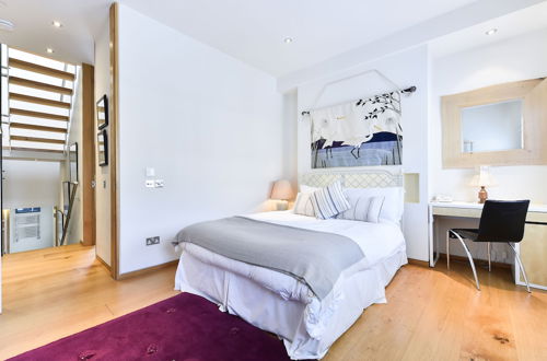 Foto 5 - JOIVY Elegant 3 Bed Apt With Rooftop Terrace In Pimlico