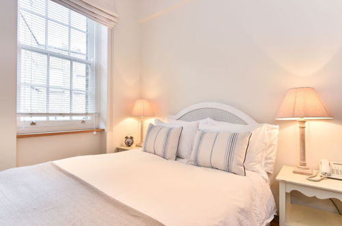 Photo 2 - JOIVY Elegant 3 Bed Apt With Rooftop Terrace In Pimlico