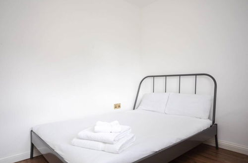 Photo 11 - Spacious 4 Bedroom Apartment in Bethnal Green
