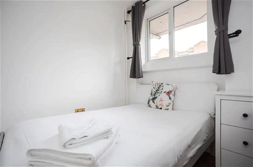 Photo 3 - Spacious 4 Bedroom Apartment in Bethnal Green