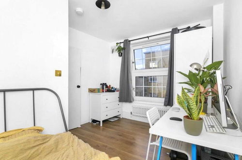 Photo 2 - Spacious 4 Bedroom Apartment in Bethnal Green