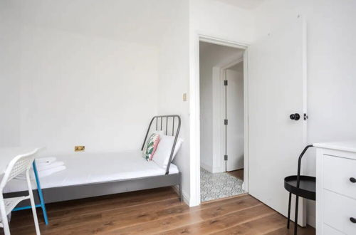 Photo 20 - Spacious 4 Bedroom Apartment in Bethnal Green