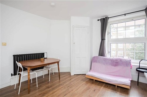 Photo 8 - Spacious 4 Bedroom Apartment in Bethnal Green