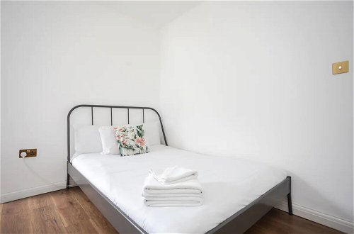 Photo 18 - Spacious 4 Bedroom Apartment in Bethnal Green