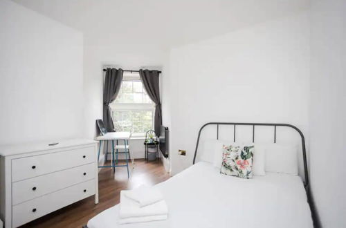 Foto 7 - Spacious 4 Bedroom Apartment in Bethnal Green
