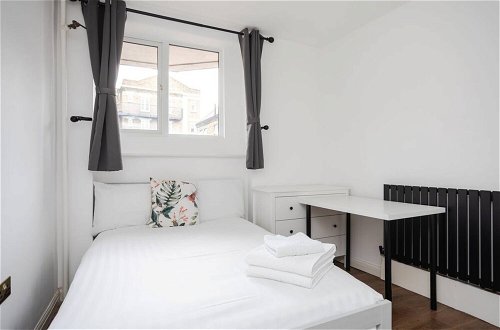 Photo 12 - Spacious 4 Bedroom Apartment in Bethnal Green