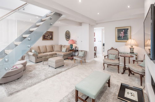 Foto 23 - Altido Fabulous 4Br House W/Terrace At The Heart Of Notting Hill