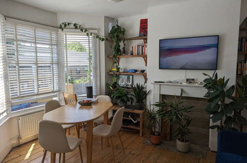 Photo 3 - Stylish 2 Bedroom Apartment in Peckham