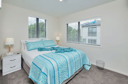 Photo 4 - Beautifully Styled 2BR w 2 Carparks & Aircon