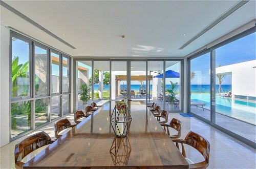 Foto 25 - Stunning Beachfront 6br Villa W Largest Pool
