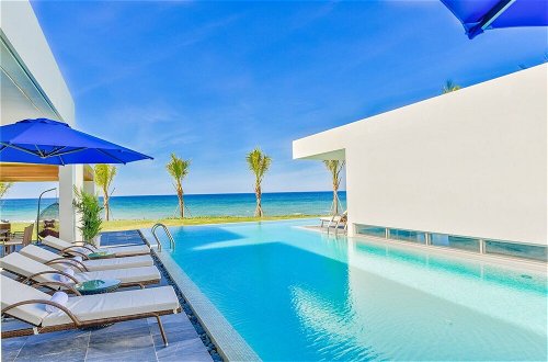 Photo 38 - Stunning Beachfront 6br Villa W Largest Pool