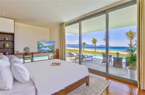 Photo 12 - Stunning Beachfront 6br Villa W Largest Pool