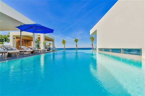 Foto 35 - Stunning Beachfront 6br Villa W Largest Pool
