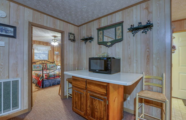 Whispering Creek - 2 Bedrooms, 1 Baths, Sleeps 6 Cabin by RedAwning - Foto 13