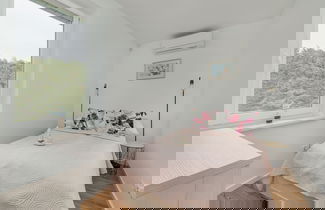 Foto 3 - Beautiful House With Garden by Renters