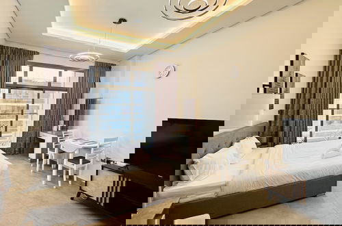 Foto 15 - Upscale Studio Apartment Burj View with Balcony Free Parking by Belvilla