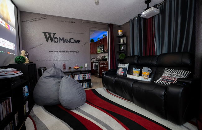 Urban Oasis W/hot Tub, Heated Pool And Private Movie Theater 2 Bedroom Home by RedAwning - Foto 7