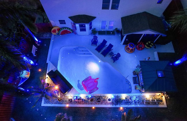 Urban Oasis W/hot Tub, Heated Pool And Private Movie Theater 2 Bedroom Home by RedAwning - Foto 49