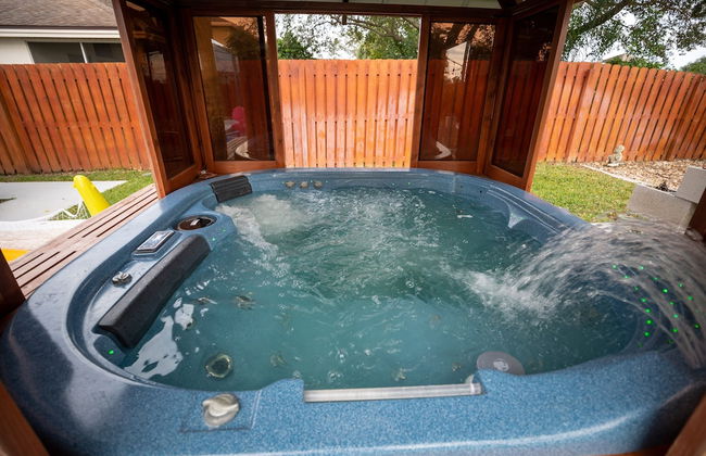 Urban Oasis W/hot Tub, Heated Pool And Private Movie Theater 2 Bedroom Home by RedAwning - Foto 53