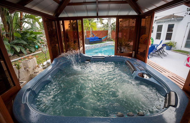 Urban Oasis W/hot Tub, Heated Pool And Private Movie Theater 2 Bedroom Home by RedAwning - Foto 52