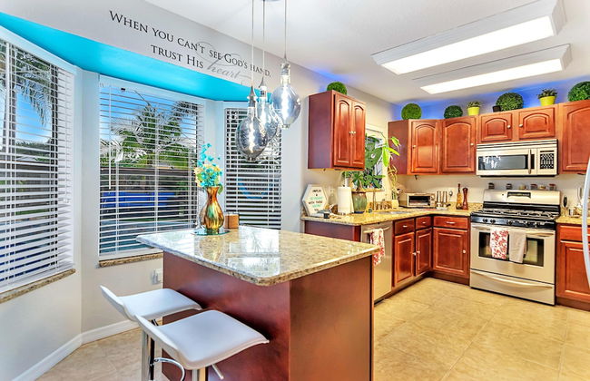 Urban Oasis W/hot Tub, Heated Pool And Private Movie Theater 2 Bedroom Home by RedAwning - Foto 14