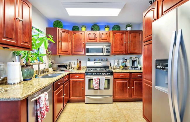 Urban Oasis W/hot Tub, Heated Pool And Private Movie Theater 2 Bedroom Home by RedAwning - Foto 15