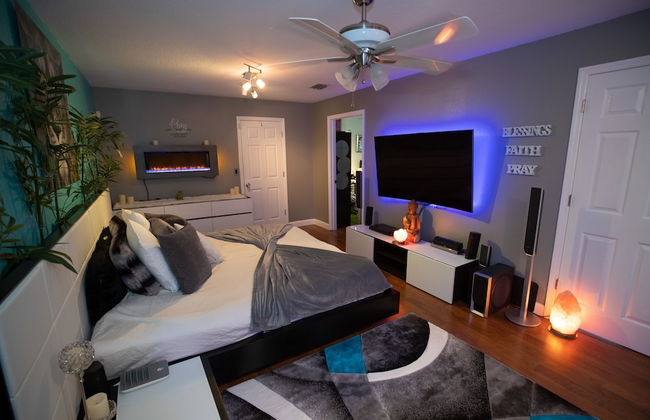 Urban Oasis W/hot Tub, Heated Pool And Private Movie Theater 2 Bedroom Home by RedAwning - Foto 12
