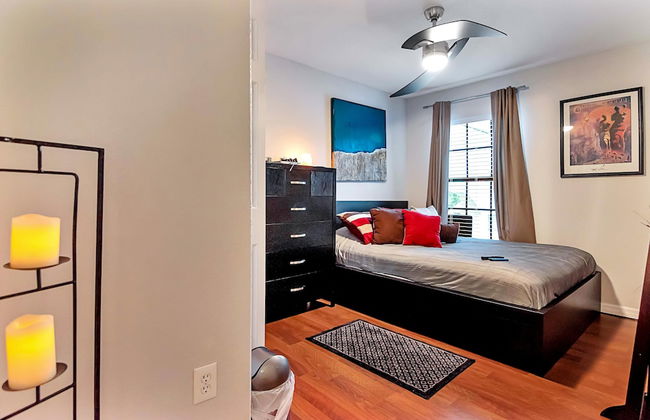 Urban Oasis W/hot Tub, Heated Pool And Private Movie Theater 2 Bedroom Home by RedAwning - Foto 4